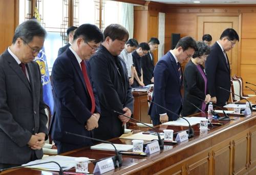 김민석 총리, 이태원 참사 희생자에 대한 묵념 김민석 총리, 이태원 참사 희생자에 대한 묵념     (서울=연합뉴스) 이정훈 기자 = 김민석 국무총리가 4일 서울 종로구 정부서울청사에서 열린 이태원 참사 추모위원회에서 위원들과 함께 참사 희생자에 대한 묵념을 하고 있다. 2025.8.4     uwg806@yna.co.kr (끝)   <저작권자(c) 연합뉴스, 무단 전재-재배포, AI 학습 및 활용 금지>