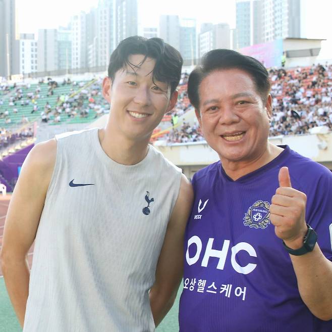 손흥민 선수와 최대호 안양시장이 함께 기념사진을 촬영하고 있다. 최 시장 페이스북 캡처