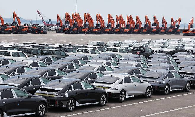 수출 대기 중인 자동차. 연합뉴스