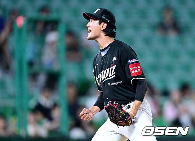 [OSEN=인천, 최규한 기자] 10일 인천 SSG랜더스필드에서 ‘2025 신한 SOL Bank KBO리그’ SSG 랜더스와 KT 위즈의 경기가 열렸다.홈팀 SSG는 드류 앤더슨, 방문팀 KT는 고영표를 선발로 내세웠다.6회말 2사 주자없는 상황 SSG 정준재를 삼진으로 이끌며 실점없이 이닝을 막아낸 KT 선발 고영표가 환호하고 있다 . 2025.07.10 / dreamer@osen.co.kr