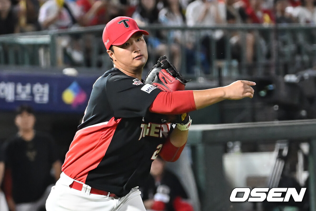 3루수 변우혁이 1루에 송구하고 있다./OSEN DB