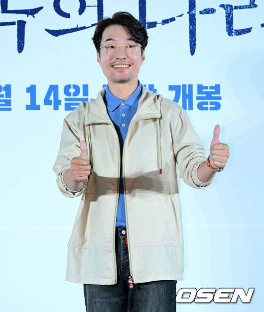 [OSEN=지형준 기자] 22일 오전 서울 광진구 자양동 롯데시네마 건대입구에서 영화 ‘행복의 나라’ 제작보고회가 열렸다.'행복의 나라'는&nbsp;1979년 10월 26일, 상관의&nbsp;명령에&nbsp;의해 대통령 암살 사건에 연루된 박태주(이선균 분)와 그의&nbsp;변호를 맡으며 대한민국 최악의&nbsp;정치 재판에 뛰어든 변호사 정인후(조정석 분)의&nbsp;이야기를 그린 영화다. 배우 송영규가 포토타임을 하고 있다. 2024.07.22 / jpnews@osen.co.kr