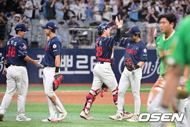 [OSEN=고척, 박준형 기자] 프로야구 롯데 자이언츠가 짜릿한 역전승으로 주말 3연전 1승 1패 균형을 맞췄다. 키움 히어로즈 김윤하는 16연패 탈출까지 아웃카운트 하나만 남겨뒀지만 팀이 충격적인 역전패를 당하고 말았다.롯데는 2일 서울 고척스카이돔에서 열린 ‘2025 신한은행 SOL Bank KBO리그’ 키움과의 경기에서 3-2 역전승을 거뒀다. 이날 승리로 주말 3연전 1승 1패 균형을 맞추는데 성공했다.&nbsp;경기종료 후 롯데 선수들이 승리의 기쁨을 나누고 있다. 2025.08.02 / soul1014@osen.co.kr