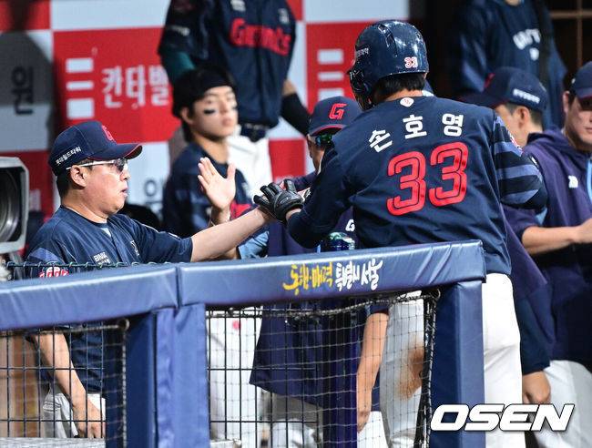 [OSEN=고척, 최규한 기자] 3일 오후 서울 고척스카이돔에서 ‘2025 신한 SOL Bank KBO리그’ 키움 히어로즈와 롯데 자이언츠의 경기가 열렸다.홈팀 키움은 정세영, 방문팀 롯데는 박세웅을 선발로 내세웠다.1회초 2사 1, 3루 상황 롯데 윤동희 선제 1타점 적시타 때 홈을 밟은 손호영이 김태형 감독과 인사를 나누고 있다. 2025.08.03 / dreamer@osen.co.kr