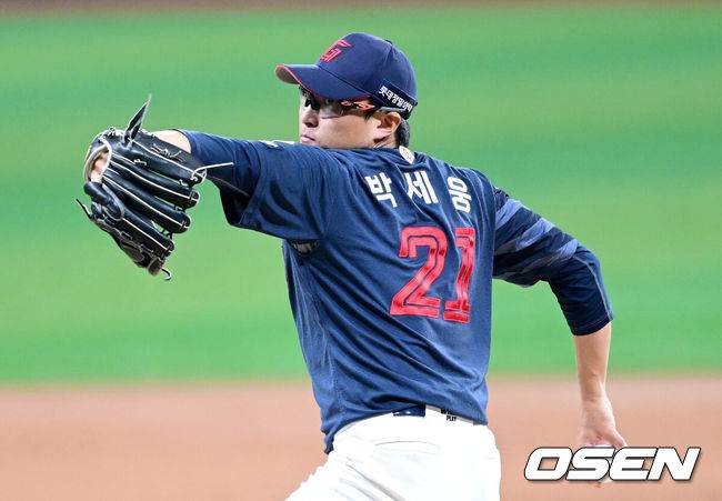 [OSEN=고척, 최규한 기자] 3일 오후 서울 고척스카이돔에서 ‘2025 신한 SOL Bank KBO리그’ 키움 히어로즈와 롯데 자이언츠의 경기가 열렸다.홈팀 키움은 정세영, 방문팀 롯데는 박세웅을 선발로 내세웠다.1회말 롯데 선발 박세웅이 힘차게 공을 뿌리고 있다. 2025.08.03 / dreamer@osen.co.kr