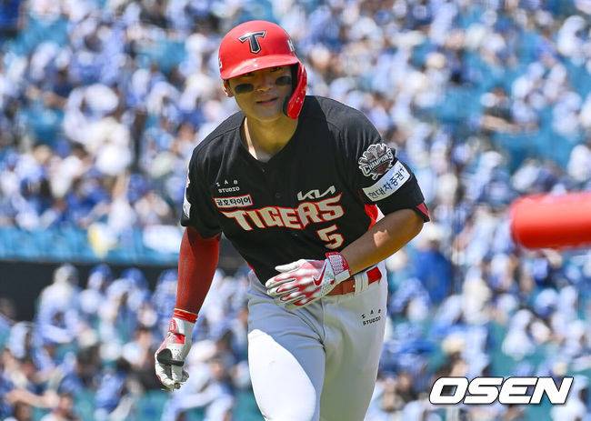 [OSEN=대구, 이석우 기자] 25일 대구삼성라이온즈파크에서 2025 신한 SOL 뱅크 KBO 리그 삼성 라이온즈와 KIA 타이거즈의 경기가 열렸다. 홈팀 삼성은 원태인이, 방문팀 KIA는 윤영철이 선발 출전했다. KIA 타이거즈 김도영이 1회초 2사 우월 솔로 홈런을 치고 득점 후 그라운드에서 무언가를 줍고 있다. 2025.05.25 / foto0307@osen.co.kr