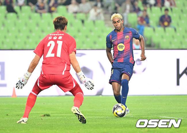 [OSEN=대구, 이석우 기자] 4일 대구스타디움에서 대구FC와 FC 바르셀로나의  2025 아시아 투어 에디션 한국 경기가 열렸다.  FC 바르셀로나는&nbsp;지난달 31일 서울월드컵경기장에서 열린 FC 서울과의 맞대결에서 7-3으로 완승을 거뒀다.FC 바르셀로나 라민 야말이 슛을 시도하고 있다. 2025.08.04 / foto0307@osen.co.kr