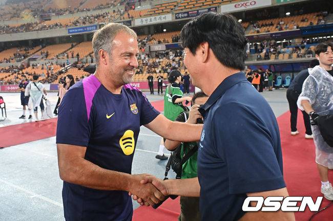 [OSEN=대구, 이석우 기자] 4일 대구스타디움에서 대구FC와 FC 바르셀로나의  2025 아시아 투어 에디션 한국 경기가 열렸다.  FC 바르셀로나는&nbsp;지난달 31일 서울월드컵경기장에서 열린 FC 서울과의 맞대결에서 7-3으로 완승을 거뒀다.FC 바르셀로나 한지 플릭 감독이 대구FC 김병수 감독과 인사를 하고 있다. 2025.08.04 / foto0307@osen.co.kr