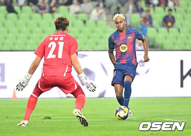 [OSEN=대구, 이석우 기자] 4일 대구스타디움에서 대구FC와 FC 바르셀로나의  2025 아시아 투어 에디션 한국 경기가 열렸다.  FC 바르셀로나는&nbsp;지난달 31일 서울월드컵경기장에서 열린 FC 서울과의 맞대결에서 7-3으로 완승을 거뒀다.FC 바르셀로나 라민 야말이 슛을 시도하고 있다. 2025.08.04 / foto0307@osen.co.kr
