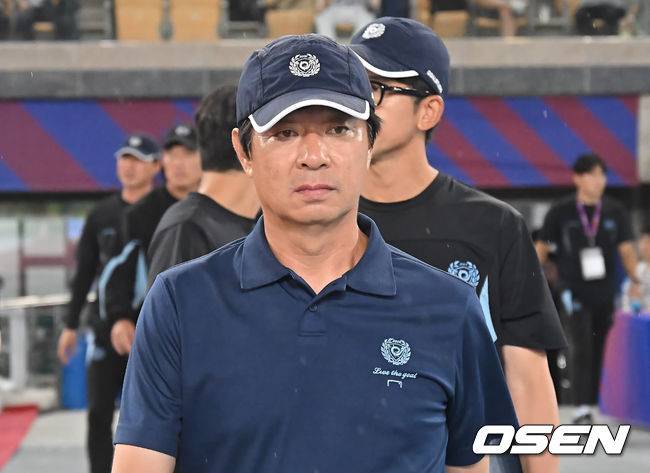 [OSEN=대구, 이석우 기자] 4일 대구스타디움에서 대구FC와 FC 바르셀로나의  2025 아시아 투어 에디션 한국 경기가 열렸다.  FC 바르셀로나는&nbsp;지난달 31일 서울월드컵경기장에서 열린 FC 서울과의 맞대결에서 7-3으로 완승을 거뒀다.대구FC 김병수 감독이 경기장에 입장하고 있다. 2025.08.04 / foto0307@osen.co.kr