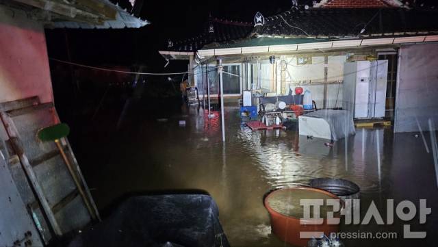 ▲3일 오후 8시33분께는 무안군 몽탄면 한 주택이 물에 잠겼다는 신고가 접수돼 2명이 스스로 대피하기도 했다.2025.08.04ⓒ전남소방본부 제공