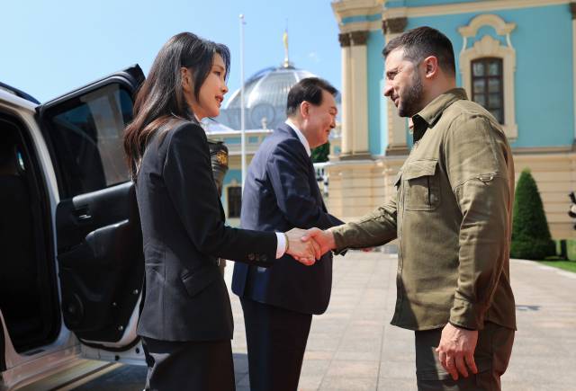 ▲우크라이나를 전격 방문한 윤석열 대통령 부인 김건희 여사가 2023년 7월 15일(현지시간) 키이우의 대통령 관저인 마린스키궁에서 볼로디미르 젤렌스키 우크라이나 대통령과 인사를 나누고 있다. ⓒ연합뉴스