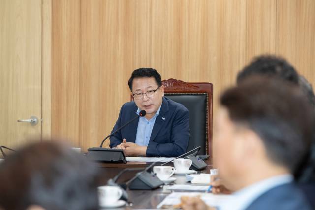 ▲정헌율 익산시장은 이날 "업체와의 골프는 로비로 이어질 가능성이 크고 실제 범죄로 발전하는 경우도 많다"며 "예약된 골프 일정이 있다면 모두 취소하고 그 시간과 에너지를 다른 운동에 쓰길 바란다"고 거듭 강조했다. ⓒ익산시