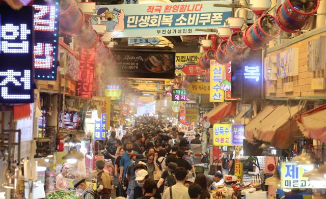 휴일인 3일 부산 부산진구 부전시장에 상인회에서 내건 '민생회복 소비쿠폰 환영' 펼침막과 쿨링 포그가 방문객들을 맞이하고 있다. 연합뉴스