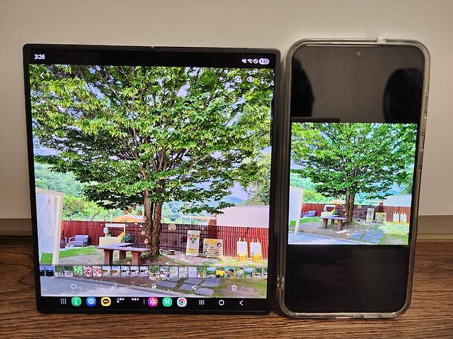 갤럭시 Z 폴드7(왼쪽)과 갤럭시 S25 플러스 각각 화면에&nbsp;1대 1 비율의 같은 사진을 띄운 모습.&nbsp;이동수 기자