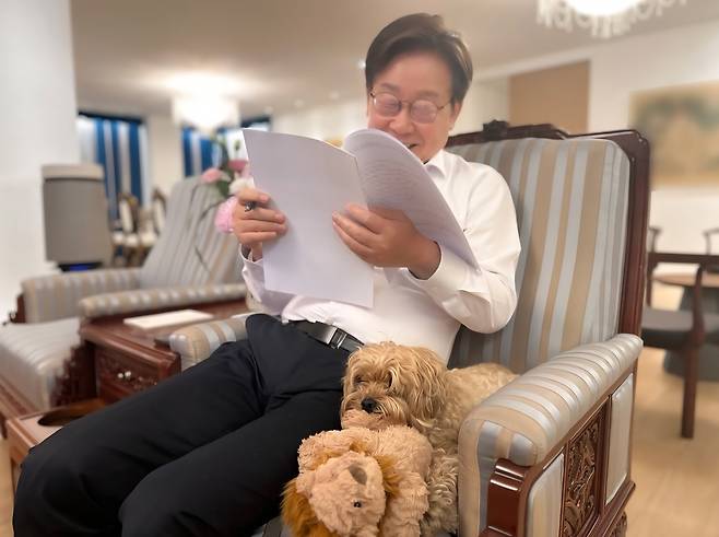 이재명 대통령이 지난달 14일 반려견 바비와 함께 있는 모습을 공개했다. 이 대통령 인스타그램 캡처