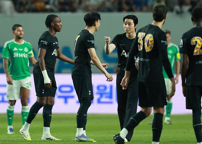 배우 박서준이 3일 오후 서울 마포구 서울월드컵경기장에서 열린 2025 쿠팡플레이시리즈 뉴캐슬 유나이티드와 토트넘 홋스퍼의 경기에서 시축을 마친 후 손흥민과 대화하고 있다. 뉴시스