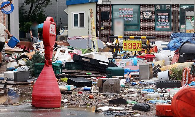 4일 전남 함평군 함평천지전통시장에서 상인들이 수해 복구 작업을 하고 있다. 연합뉴스