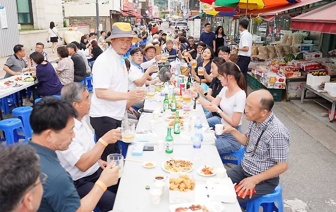 신영재 홍천군수가 지난달 30일&nbsp;‘홍천강 별빛음악 맥주축제’ 전야제에서 군민들과 건배사를 하고 있다. 홍천군 제공