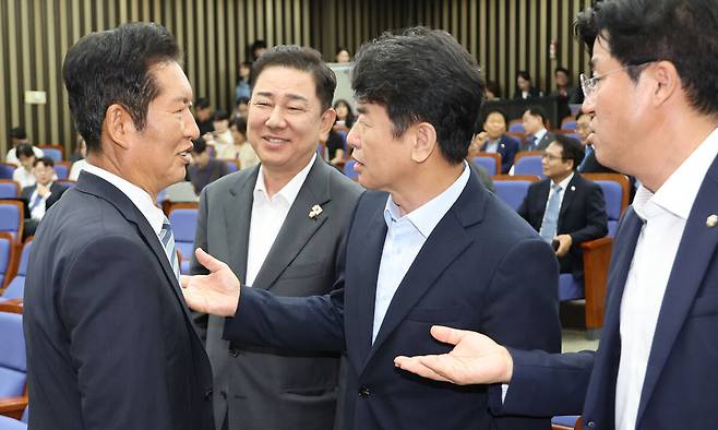 더불어민주당 정청래 신임 대표가 4일 서울 여의도 국회에서 열린 의원총회에서 김병기 원내대표(왼쪽부터), 문진석 원내운영수석부대표, 박상혁 원내소통수석부대표와 대화하고 있다. 연합뉴스