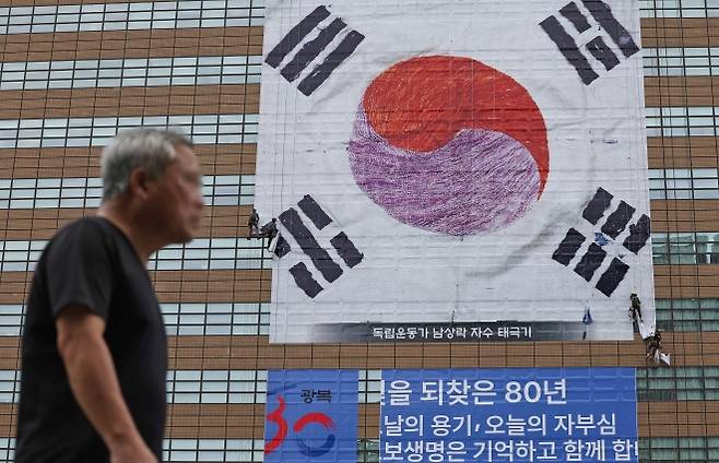 한땀 한땀 손바느질로 뜬 태극기 되새기며 - 광복 80주년을 앞둔 3일 서울 종로구 광화문 교보생명 빌딩 외벽에 ‘남상락 자수 태극기’가 걸려 있다. ‘남상락 자수 태극기’는 독립운동가 남상락 선생이 1919년 4월 4일 독립만세 운동에 쓰기 위해 부인과 손바느질로 같이 만든 태극기로, 2008년 국가등록문화재로 지정됐다. 뉴스1