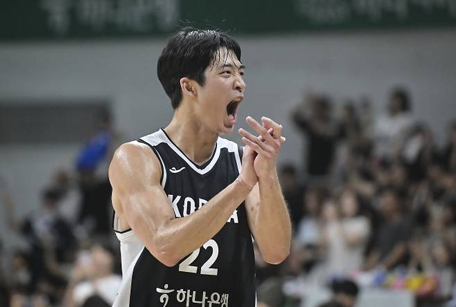 한국 남자농구 국가대표 여준석이 지난달 20일 안양 정관장아레나에서 열린 2025 평가전 카타르와의 홈 경기에서 득점한 뒤 포효하고 있다. 대한농구협회 제공