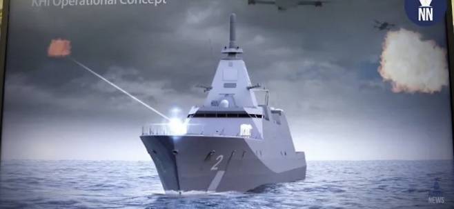 가와사키중공업이 설계한 함정용 고출력 레이저무기 개념 이미지. 유도무기 대신 레이저빔을 발사해 드론을 요격하는 장면이 묘사돼 있다. 출처=네이벌 뉴스 유튜브