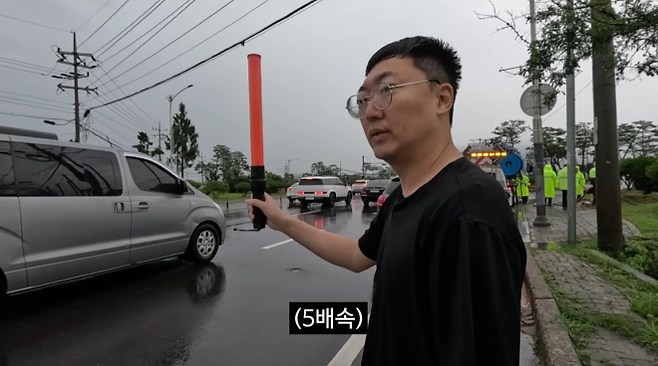 충북 충주시 공식 유튜브에 지난달 29일 올라온 ‘호우, 이대로 좋은가?’ 영상에서 충주맨이 폭우경보가 내려진 날 차량 사고 현장에서 2차 사고 방지를 위해 교통 안내를 돕고 있다. 유튜브 채널 ‘충주시 ’캡처