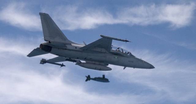 FA-50 전투기가 KGGB 공대지 유도폭탄을 투하하는 모습. 사진 제공=공군