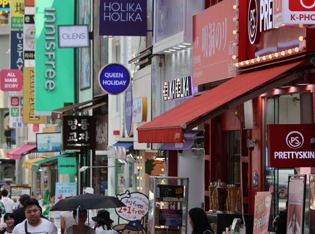 1일 서울 명동의 화장품 매장 밀집구역을 외국인들이 지나고 있다. 연합뉴스
