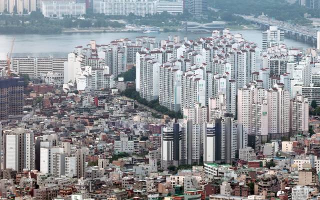 남산 N서울타워에서 바라본 서울 시내 아파트 단지 모습. 연합뉴스