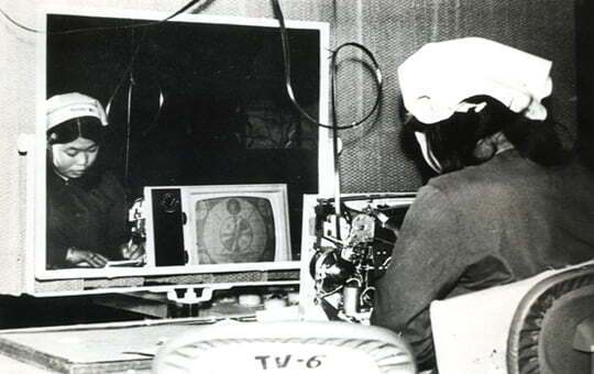 삼성산요전기의 초기 흑백TV 생산 라인. 1970년 삼성산요전기는 흑백TV를 생산해 이듬해 파나마에 처음 수출한다. 1975년 삼성산요전기는 사명을 ‘삼성전기’로 바꿨다가 1977년 삼성전자에 합병된다. 동아DB