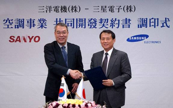 2005년 1월 3일 삼성전자 생활가전총괄 이문용 부사장(오른쪽)과 일본 산요전기 구로카와 사장이 고효율 냉난방 기기 분야에서 협력을 지속한다는 계약을 체결하고 있다. 삼성전자 50년사
