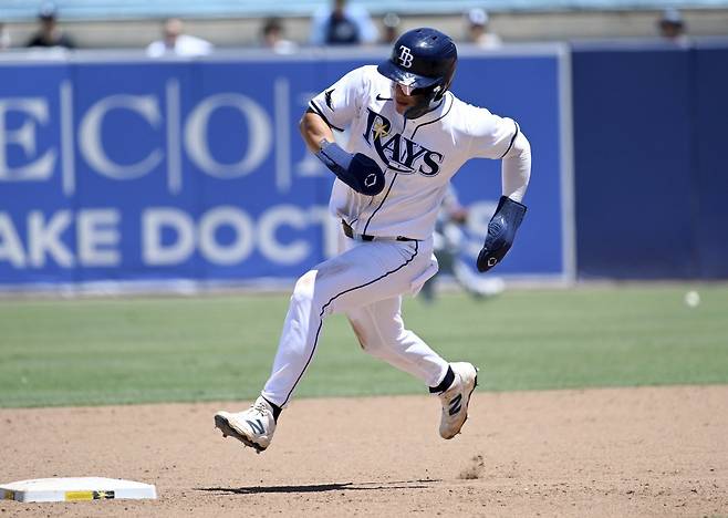 탬파베이 김하성이 4일 탬파 조지 M.스타인브레너 필드에서 열린 ‘2025 메이저리그(MLB)’ LA 다저스와 홈경기에 5번타자 2루수로 선발출전했다. 9회말 볼넷으로 출루한 김하성이 후속타자 제이크 맹엄의 우전 안타 때 2루를 돌고 있는 모습. 탬파(미 플로리다 주)｜AP뉴시스
