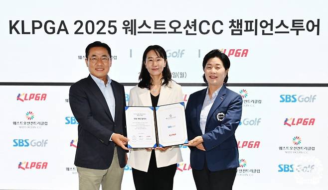 SBS골프 이상근 대표, 웨스트오션 컨트리클럽 이현경 대표, KLPGA 김순희 수석부회장(왼쪽부터)이 조인식을 마친 뒤 기념 포즈를 취하고 있다. 사진제공 | KLPGA