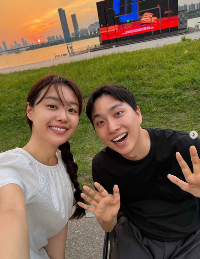 한강 나들이에 나선 송지은과 남편 박위.   (송지은 SNS)