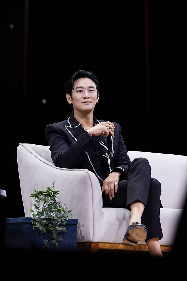 배우 주지훈이 지난 2일 필리핀 마닐라 뉴포트 퍼포밍 아트 씨어터에서 열린 ‘2025 주지훈 아시아투어-JUNIVERSE’에 등장해 팬들과 교감하고 있다. 사진 블리츠웨이스튜디오