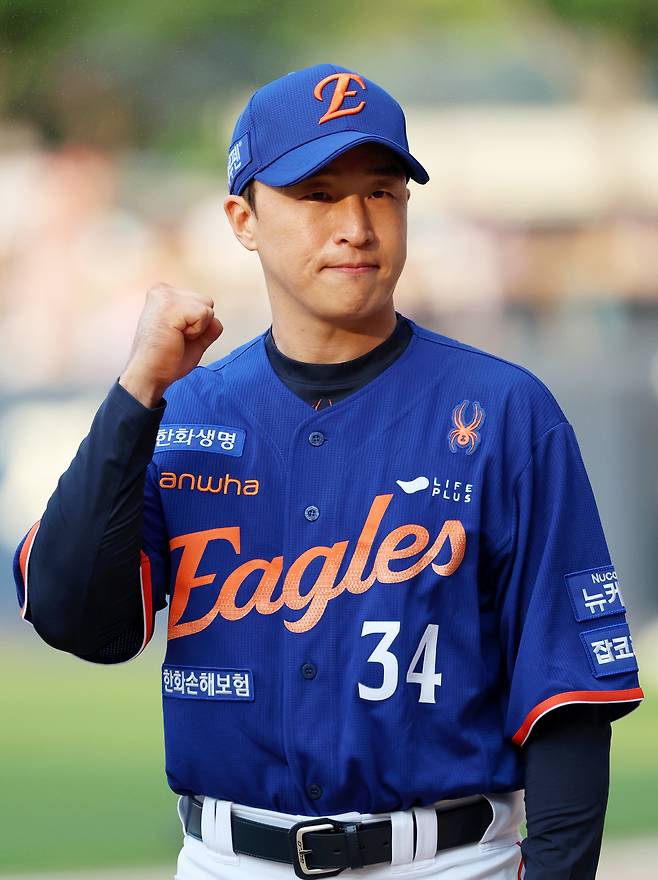한화로 이적한 손아섭이 1일 광주기아챔피언스필드에서 새 유니폼을 입고 포토타임을 갖고 있다. 2025.8.1 연합뉴스