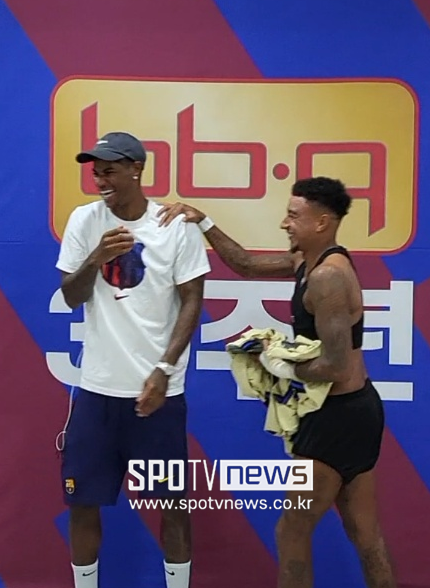 ▲ 31일 서울월드컵경기장에서 FC서울과 FC바르셀로나의 친선전을 마치고 대화를 나누고 있는 래시포드(왼쪽)와 린가드.