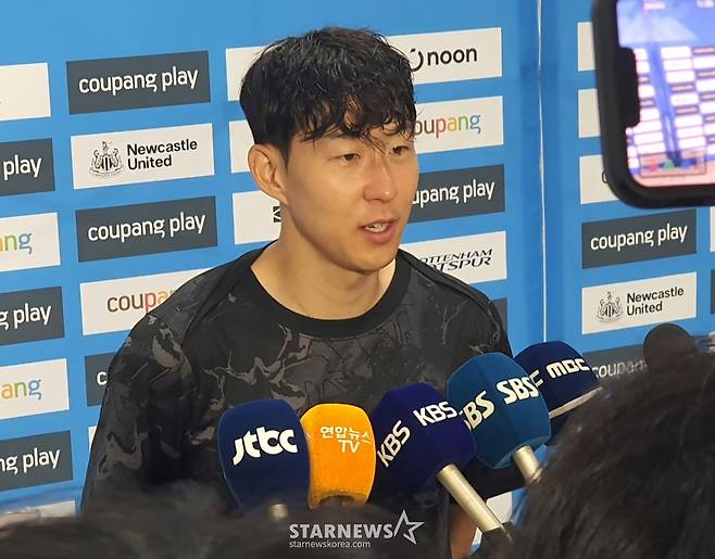 믹스트존 인터뷰하는 손흥민. /사진=박재호 기자