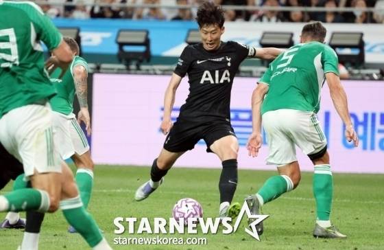 킥을 시도하는 손흥민(가운데). /사진=강영조 선임 기자