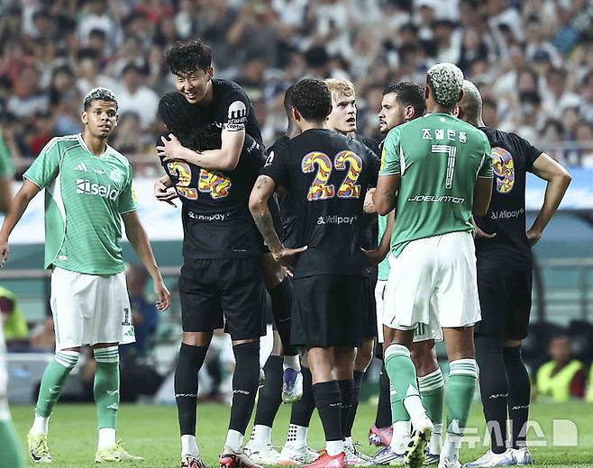 뉴캐슬 유나이티드 선수들이 토트넘 홋스퍼 마지막 경기에서 교체되는 손흥민을 둘러싸고 있다. /사진=뉴시스