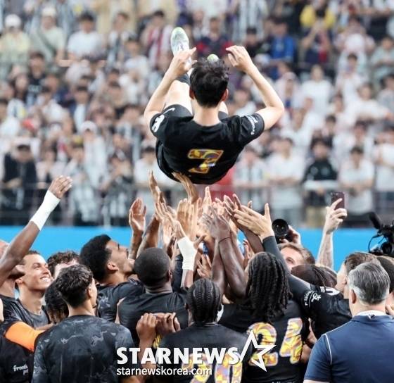 토트넘 손흥민이 3일 서울월드컵경기장에서 열린 '2025 쿠팡플레이시리즈 토트넘 홋스퍼와 뉴캐슬 유나이티드 경기를 마무리 한후 그라운드를 돌며 인사를 하고 있다. /사진=강영조 선임기자