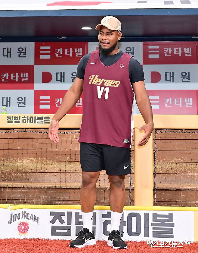 1일 오후 서울 구로구 고척스카이돔에서 열리는 '2025 신한 SOL Bank KBO리그' 롯데 자이언츠와 키움 히어로즈의 경기, 키움 새 외국인투수 메르세데스가 선수단과 상견례를 갖고 있다. 엑스포츠뉴스 DB