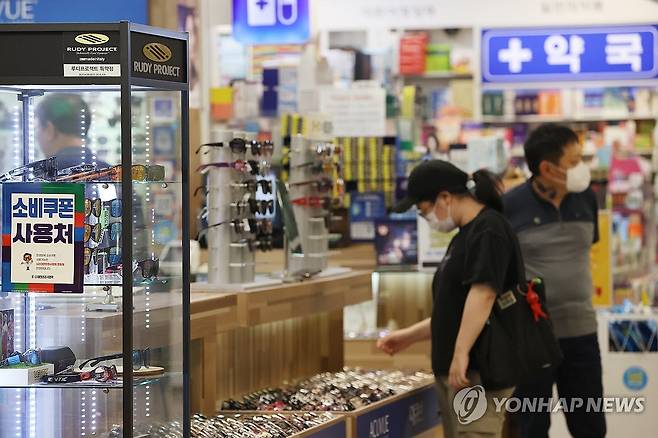 대형마트 안경ㆍ약국에서 소비쿠폰 사용 (서울=연합뉴스) 강민지 기자 = 28일 서울의 한 이마트 내 임대매장 앞에 민생 회복 소비쿠폰 사용 안내문이 붙어 있다. 이마트에 따르면 전국 156개 이마트·트레이더스 점포에 입점한 2천600여개 임대매장 중에서 민생 회복 소비쿠폰 사용이 가능한 매장은 960여개로 전체의 37% 수준이다. 2025.7.28 mjkang@yna.co.kr