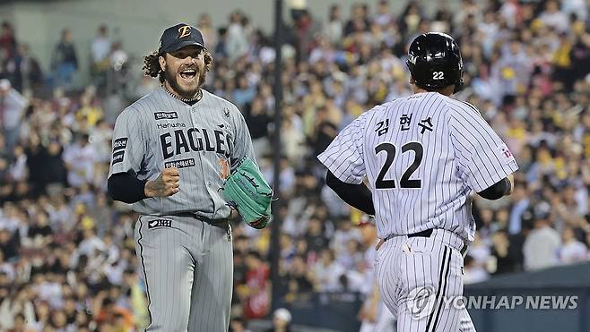 위기 넘기고 기뻐하는 한화 폰세 (서울=연합뉴스) 김인철 기자 = 28일 서울 송파구 잠실야구장에서 열린 2025 프로야구 KBO리그 한화 이글스와 LG 트윈스의 경기. 6회말 2사 2루 한화 선발 폰세가 LG 오스틴을 좌익수 플라이 아웃으로 처리한 뒤 기뻐하고 있다. 2025.5.28 yatoya@yna.co.kr