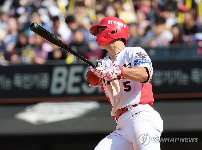 장타 날리는 김도영 (광주=연합뉴스) 조남수 기자 = 18일 광주기아챔피언스필드에서 열린 프로야구 두산 베어스와 KIA 타이거즈의 경기. KIA 김도영이 5회말에 1타점 2루타를 때리고 있다. 2025.5.18 iso64@yna.co.kr