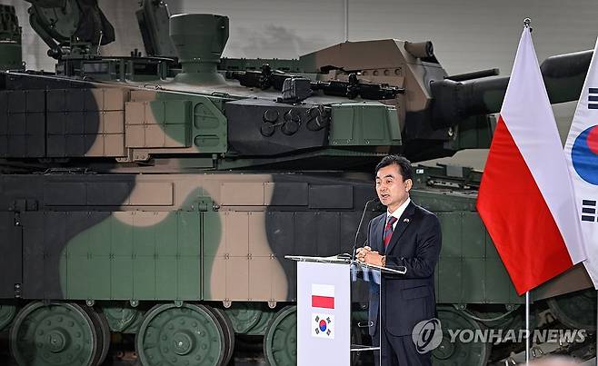 축사하는 안규백 국방부 장관 (서울=연합뉴스) 안규백 국방부 장관이 1일(현지시간) 폴란드 글리비체에서 열린 K2 전차 2차 이행계약 서명식에서 축사하고 있다. 2025.8.2 [국방부 제공. 재판매 및 DB 금지] photo@yna.co.kr