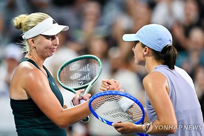 경기 종료 후 악수하는 타우손(왼쪽)과 시비옹테크 [AFP=연합뉴스]