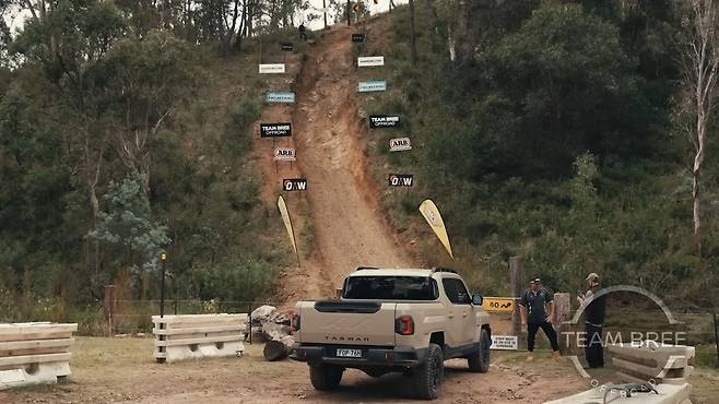 '비어 오클락 힐' 등반을 앞둔 기아 타스만 [유튜브 채널 '팀 브리 오프로드' 영상 캡처. 재판매 및 DB 금지]
